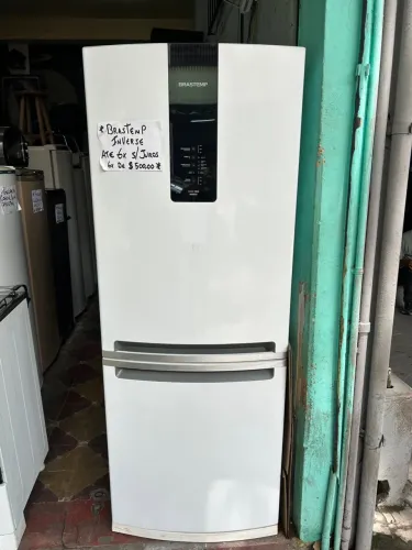 Vende-se geladeira com freezer em baixo 