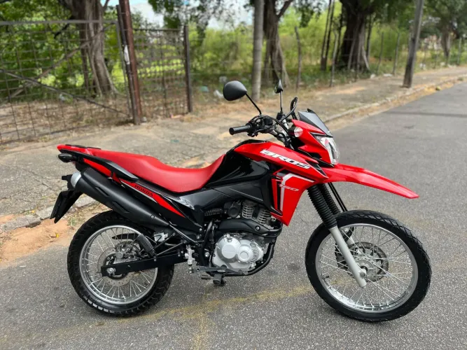 Vendo troco por moto bross 2023 2024 toda em dias no ponto de transferir. *83