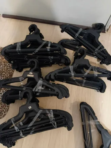 Vendo um lote de cabides de plástico preto forte