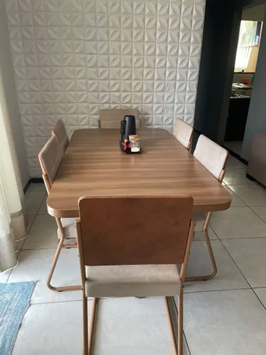 Mesa de jantar seminova,vai fazer um ano de uso , estou vendendo pq não cabe na nova casa