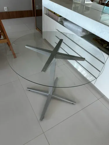 Mesa com tampo de vidro