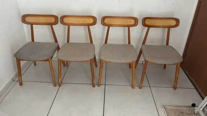 4 cadeiras 1600 reais contato *10