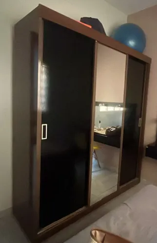 Vende-se guarda-roupa 3 portas de correr, 1 com espelho