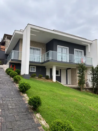 Casa a venda no bairro Iririu, estuda permuta por imóvel de menor valor.