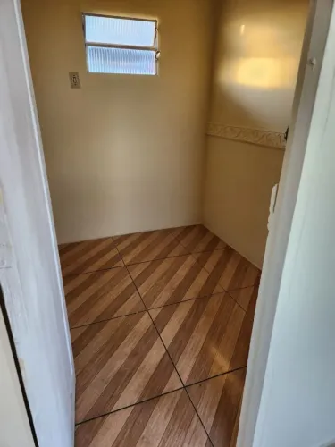 Aluga-se se uma casa q acomoda no máximo um casal com um filho