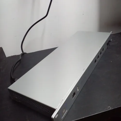 Roteador Ubiquiti UniFi Security Gateway USG-PRO-4 prateado
