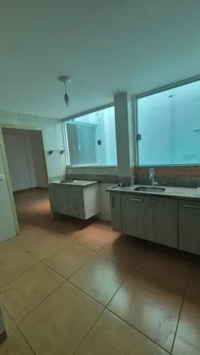 Alugo amplo quarto e sala com suíte + home office na Glória
