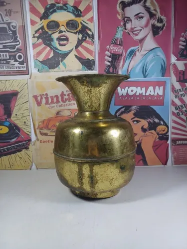 Vaso de latão amarelo com marcas do tempo 