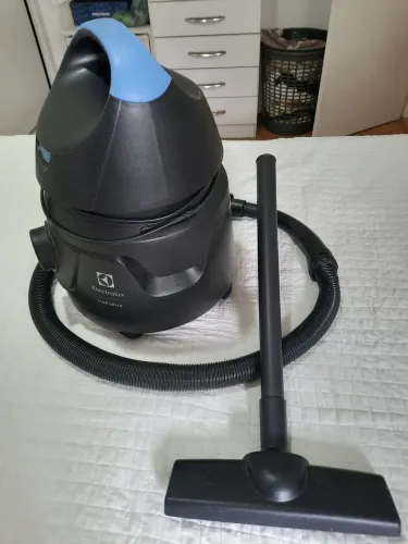 Vendo Combo Aspirador pó e água mais filtro c/ galão e capa r$250,00