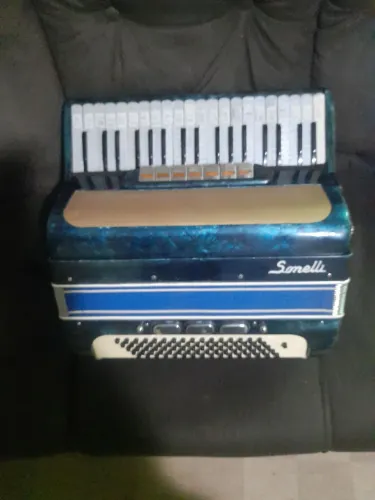 Acordeon soneli 80 baxos 7 registros  no teclado  3 nos baxos  esta em ótimo estado 