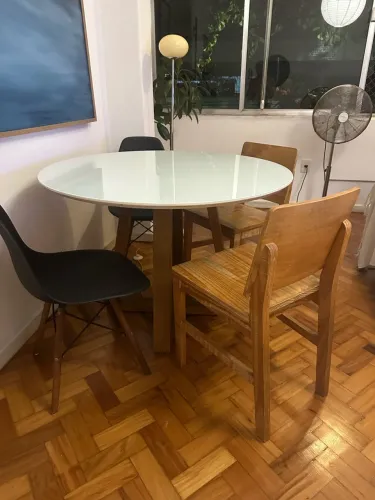 Mesa Branca com Tampo de Vidro e Pé de Madeira