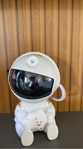 Projetor luminária NOVO, vem com controle e cabo.