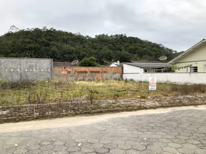 Terreno com 360 m² no Centro de Guabiruba plano e pronto para construir com escritura (pod