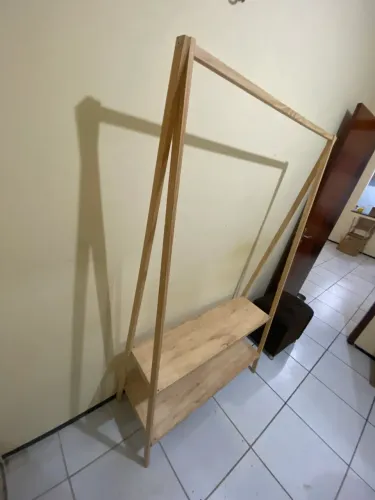 Arara para roupas de madeira