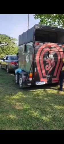 Vendo reboque p/ carregar 2 cavalos 