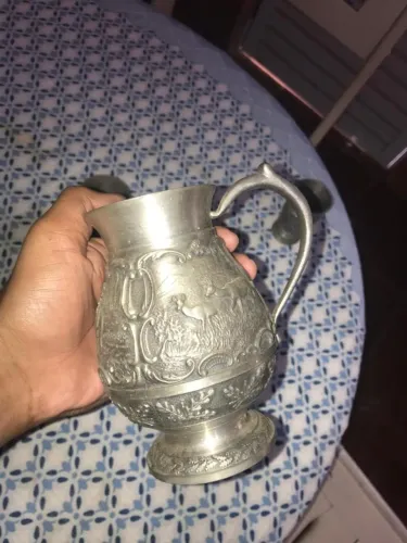 Conjunto de estanho alemão com jarra e dois copos para licor ou vinho