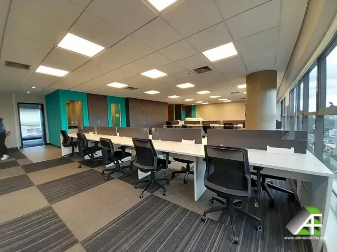 PRONTO PARA USO: Escritório de 150m2 em MOEMA para LOCAÇÃO!