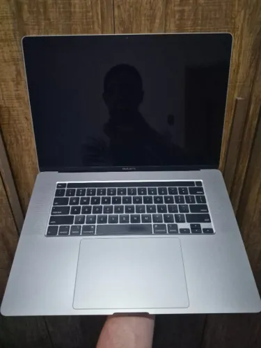 MacBook Pro 16" (2019) - i9 / 16GB / 1TB SSD / Radeon 5500M (Com Defeito na Placa)