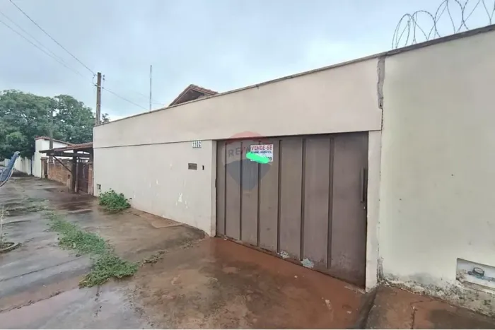 Casa À Venda, Com Dois Quartos, No Bairro Independência Em Ituiutaba-MG.