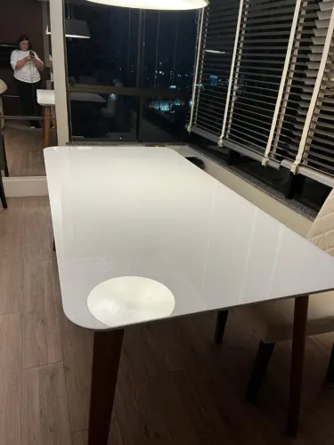 Sala de jantar para 6 lugares Mesa e cadeiras em excelente estado. Pouco uso