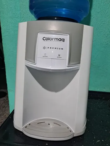 Vende-se bebedor de água semi novo com 2 garrafão