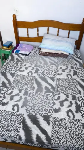 Cama de casal com colchão. Madeira de lei.