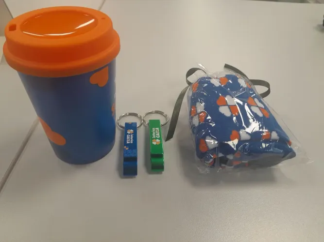 Kit da sorte com copo 2 chaveiros e um par de meias trevo de 4 folhas
