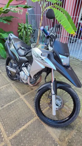 Vende-se Honda xre 300, muito conservada