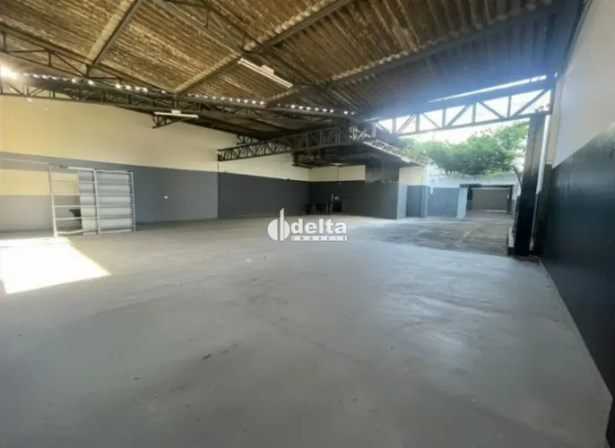 Galpão disponível para locação no bairro Martins em Uberlândia-MG.