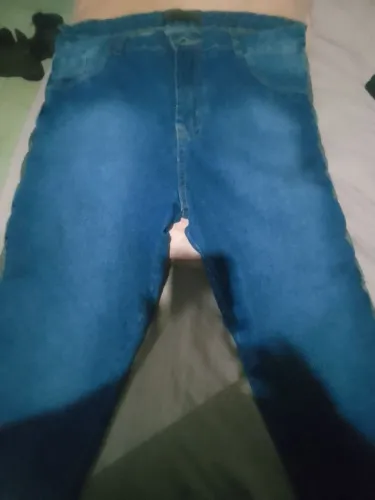 Calça jeans confortável, detalhe na lateral