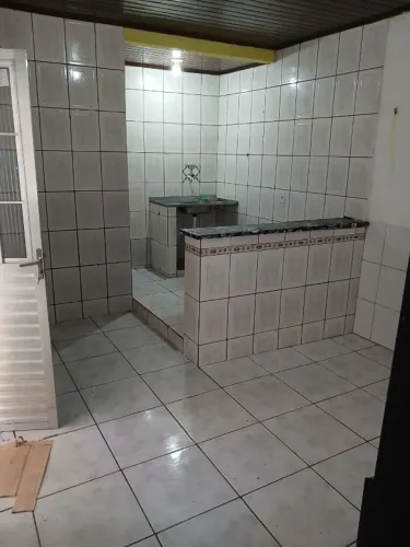 Alugo casa 1/4, em vila, Guanabara R$ 500,00
