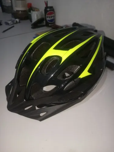 CAPACETE DE CICLISMO PRETO COM AMARELO NEON
