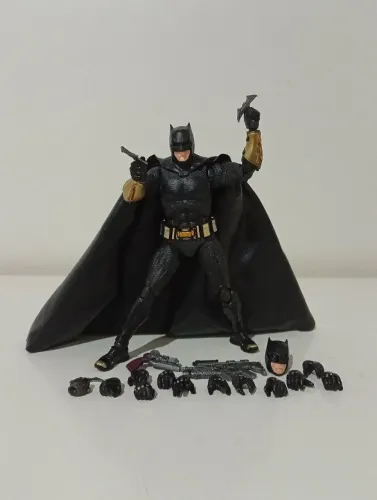 Batman Mafex Action figure + Brinde surpresa