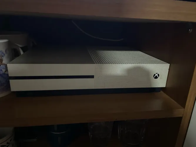 XBOX ONE S + 2 CONTROLES