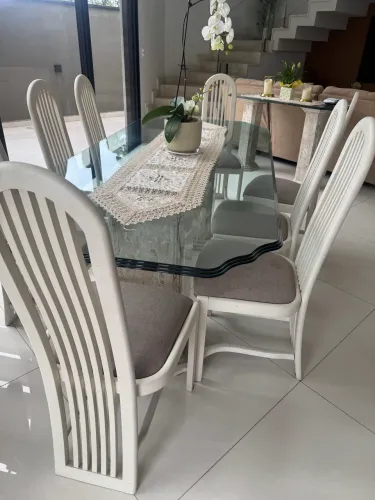 Mesa de vidro 8 cadeiras + Aparador