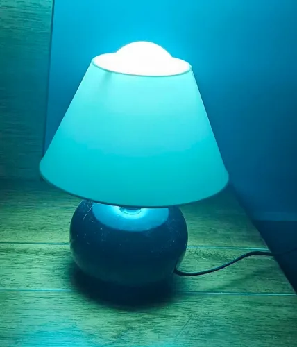 Abajur com lâmpada led multicores<br>Altura: 21<br>Cúpula brancas