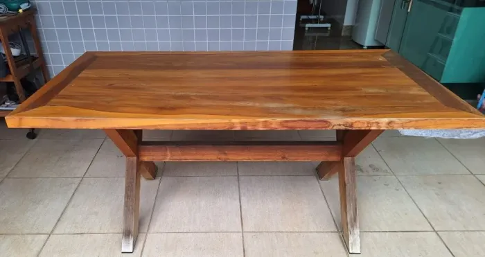 Mesa e banco de madeira
