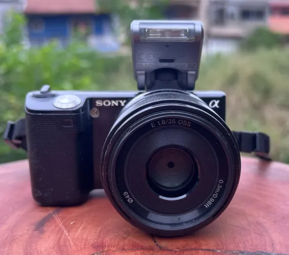 Sony Nex 5 - Com flash e grip