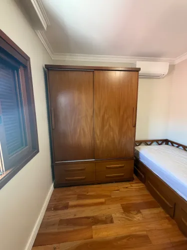 Guarda roupa de Madeira