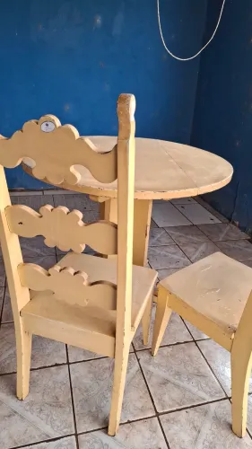 Mesa de madeira pesada com 2 cadeiras