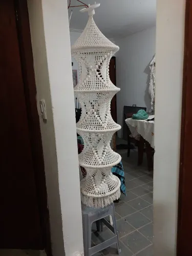 Luminária em macramé.