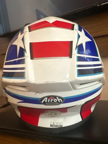 Capacete esportivo de marca