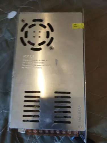 Vendo essa fonte de 12 volte 90 amperes valor 100  nova  