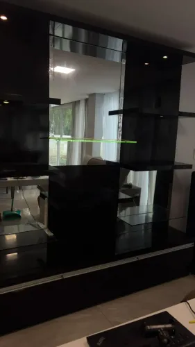 Estante com espelho e iluminação