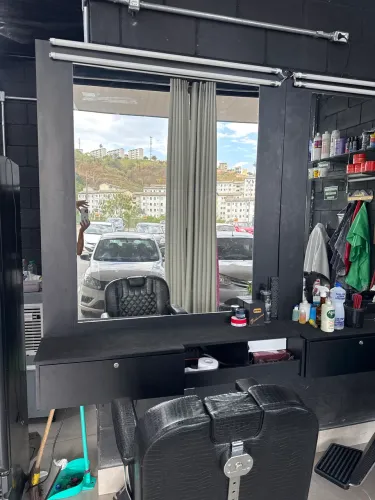 Painel para barbearia ou salão com espelho e gaveta com chave!