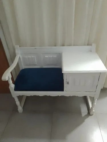 Cadeira mais uma pequena comoda uma linda peça para sua casa