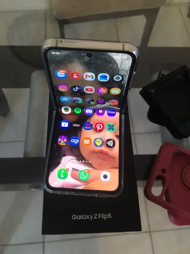 Z Flip 5 Samsung dobrável
