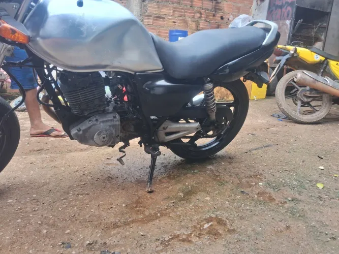 Vendo esta moto yes atrasada pra sair da pernada nao troco