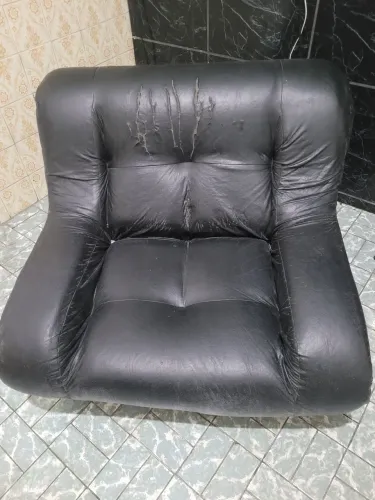 Vendo sofá pequeno com marcas de uso