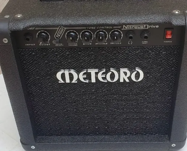Guitarra Squier Stratocaster e Amplificador Meteoro Nitrous Drive